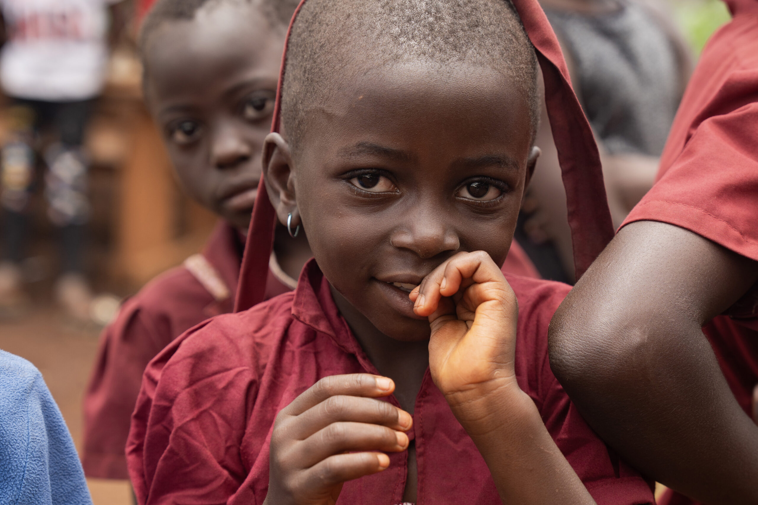 Alunna di una scuola rurale in Camerun durante un'attività del progetto dedicato a igiene, salute e tutela dell'infanzia.