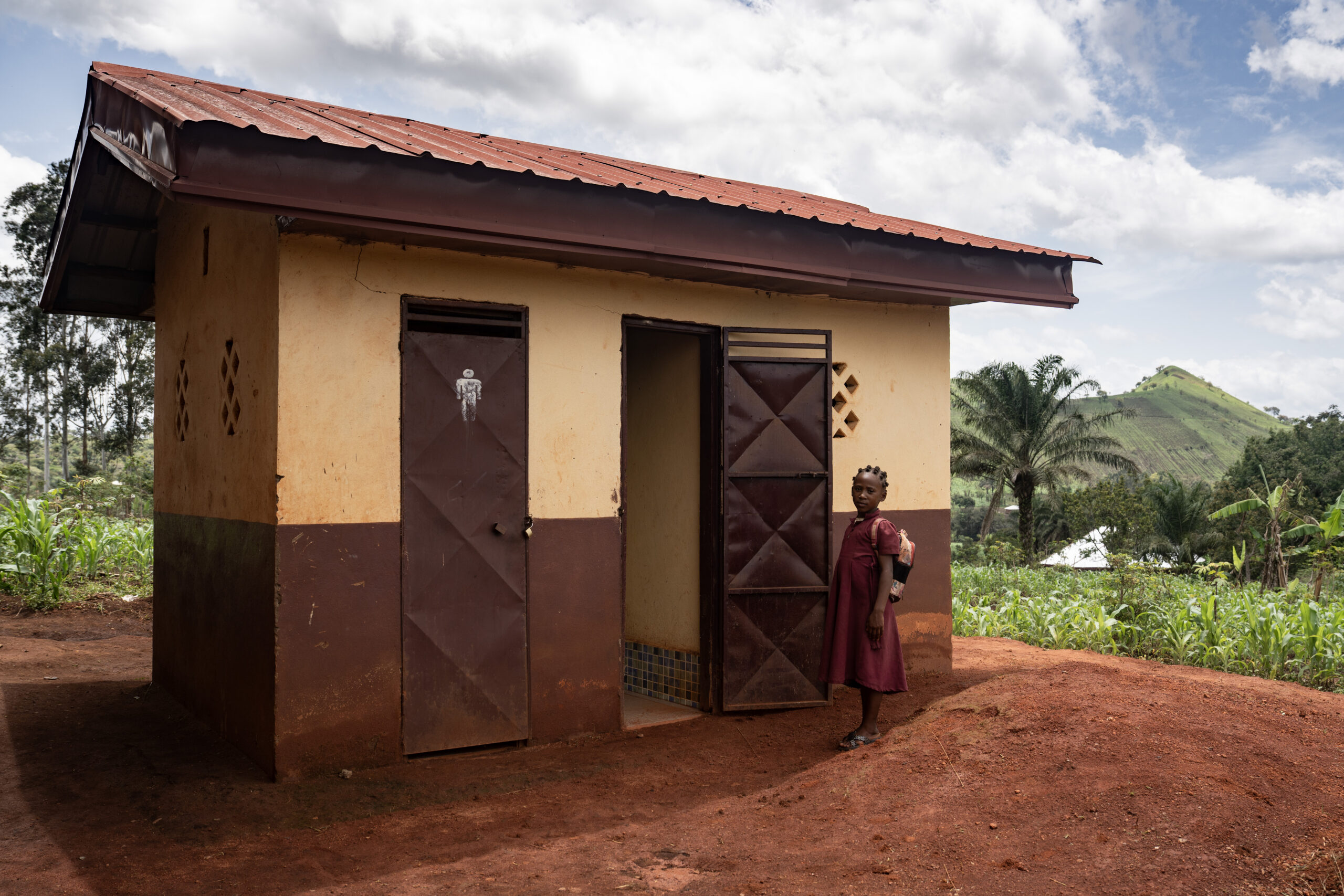 Servizi igienici costruiti all'esterno di una scuola rurale nell'ambito del progetto A scuola di igiene e rispetto in Camerun.