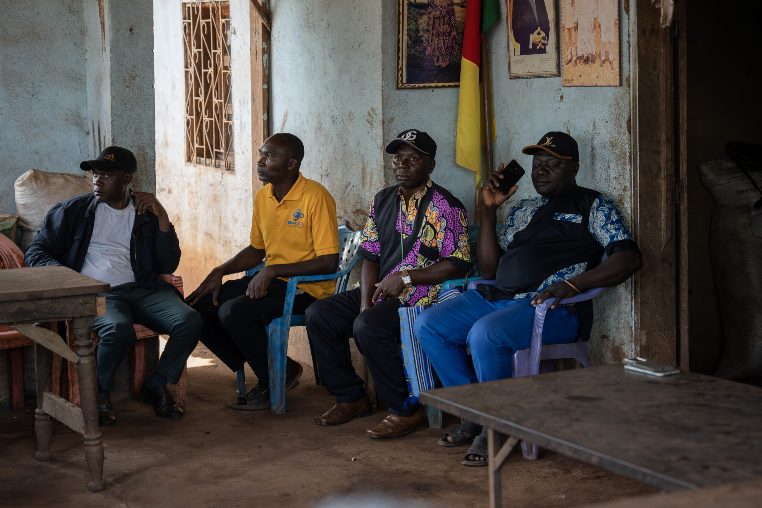 Rappresentanti della comunità partecipano a un incontro promosso dal progetto A scuola di igiene e rispetto in Camerun.
