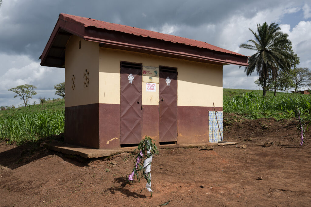 Blocco di servizi igienici realizzato presso una scuola rurale del Camerun nell'ambito del progetto A scuola di igiene e rispetto.
