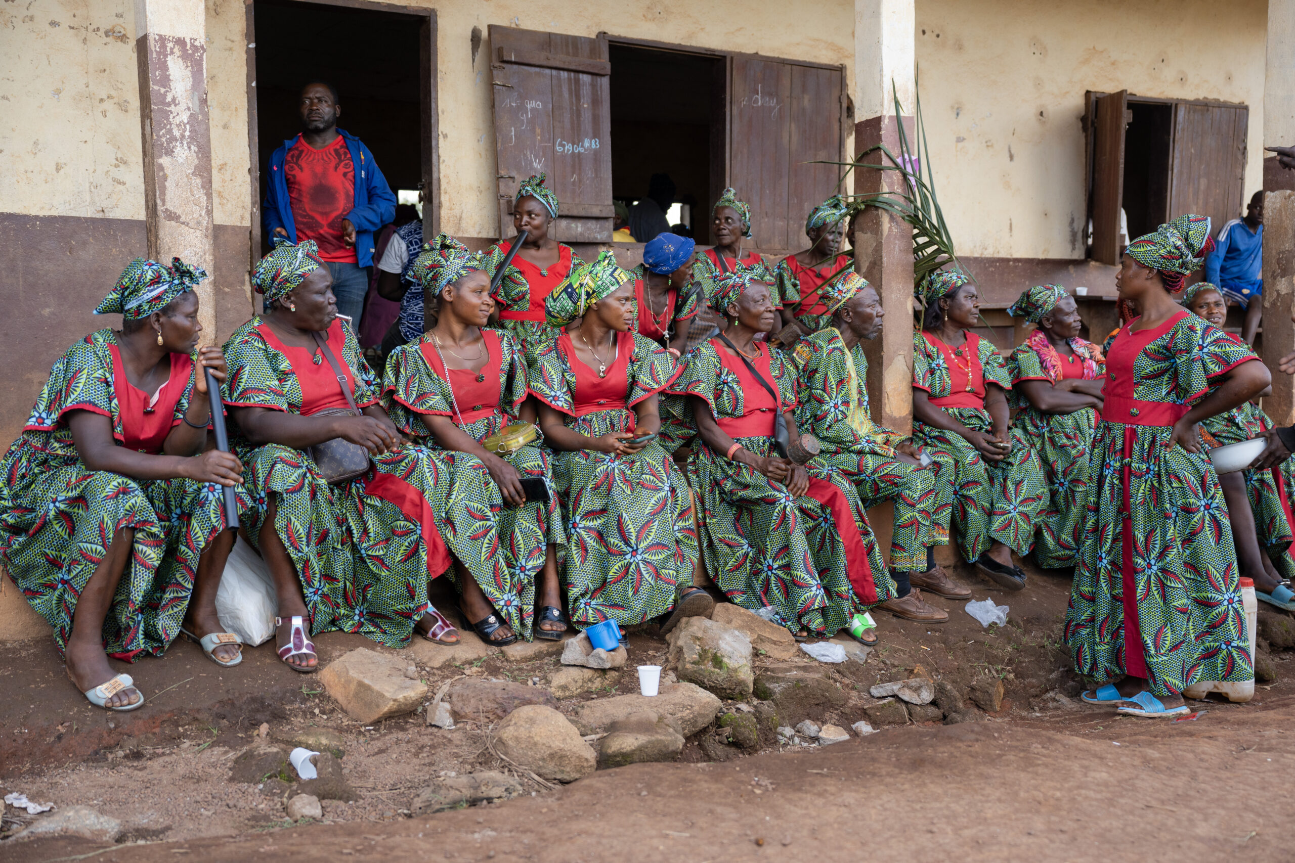 Donne della comunità partecipano a un incontro promosso dal progetto A scuola di igiene e rispetto in Camerun.