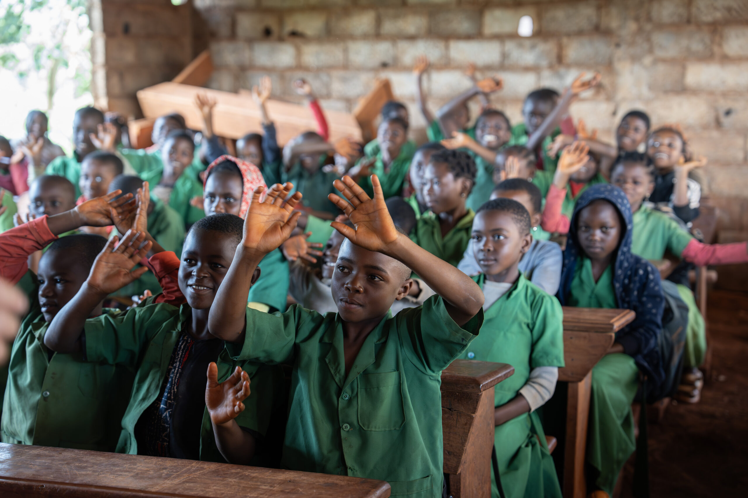 Alunni partecipano a un'attività educativa in una scuola rurale del Camerun nell'ambito del progetto A scuola di igiene e rispetto.