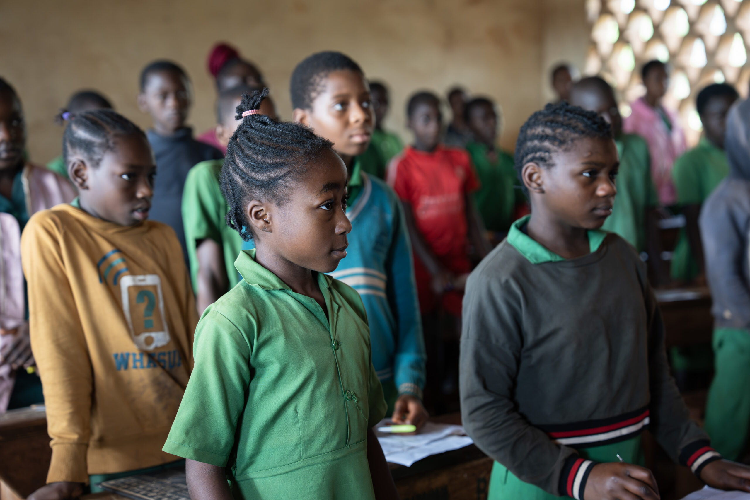 Studenti di una scuola rurale in Camerun partecipano a un'attività educativa in classe nell'ambito del progetto A scuola di igiene e rispetto.