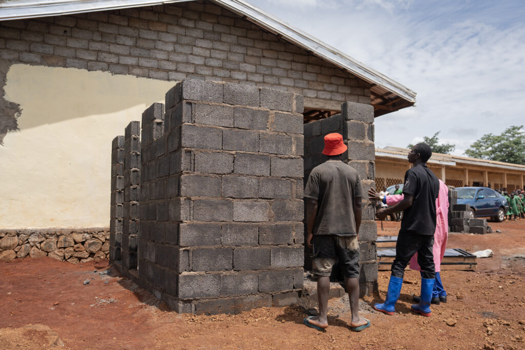 Costruzione di un nuovo blocco di servizi igienici presso una scuola rurale del Camerun nell'ambito del progetto A scuola di igiene e rispetto.