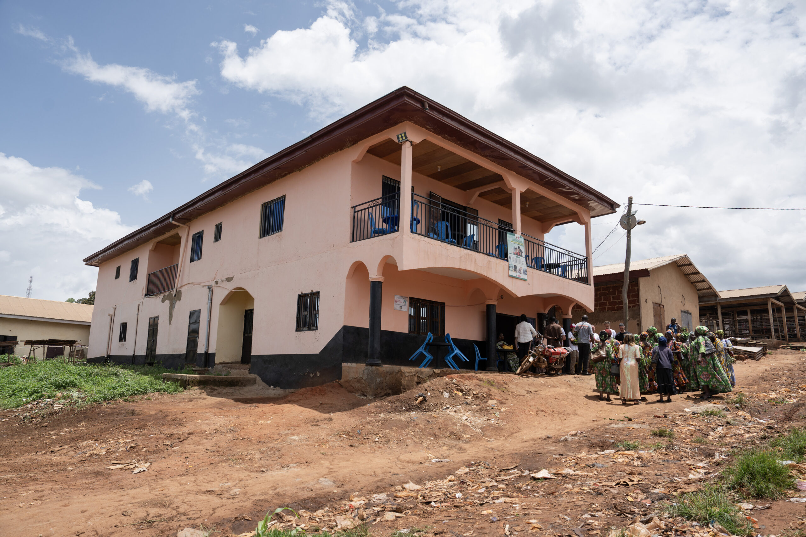 Veduta esterna del Women First Aid & Training Center di Penka Michel, centro sanitario e di formazione sostenuto dal progetto.