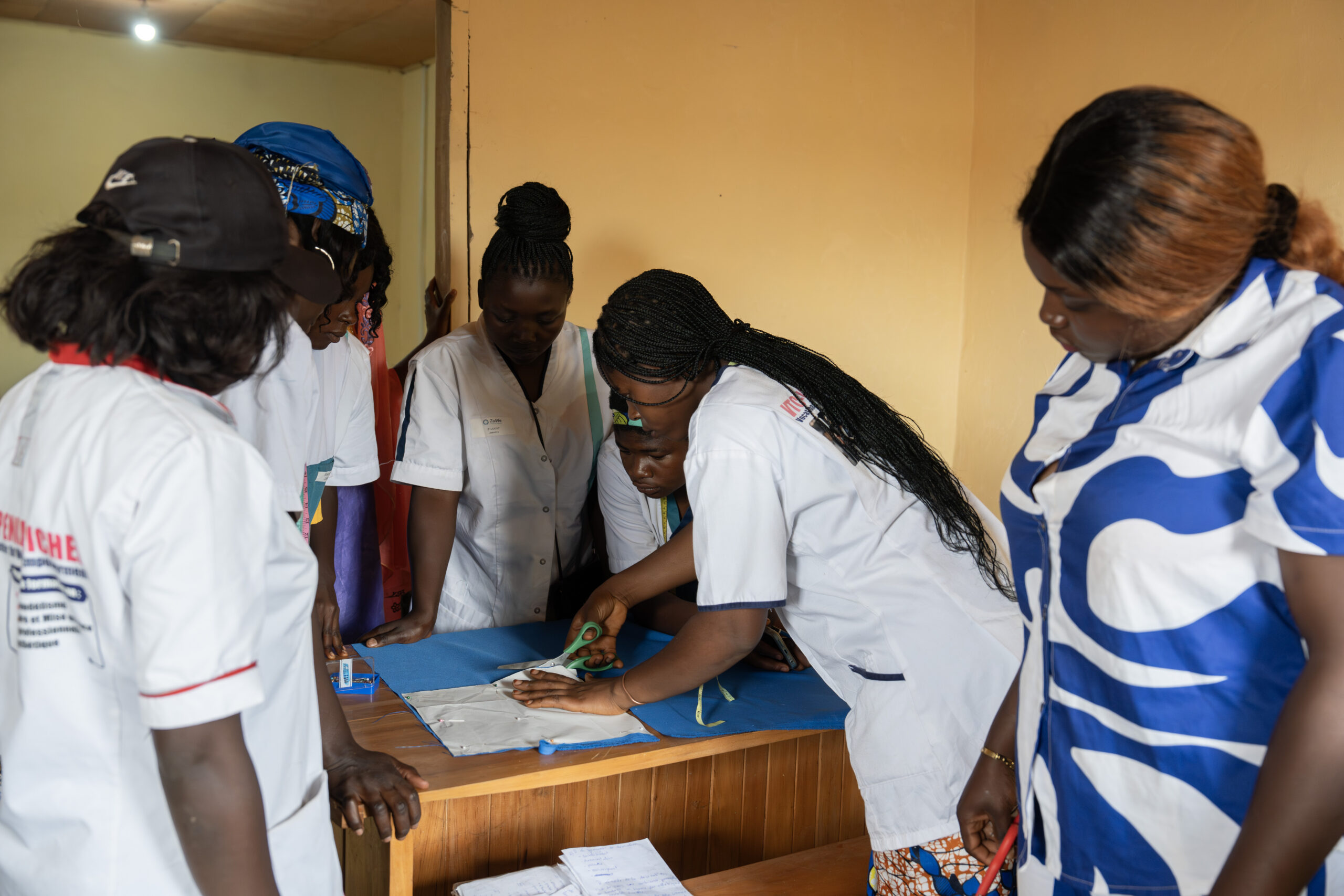 Partecipanti al corso di sartoria seguono una lezione pratica presso il Women First Aid & Training Center di Penka Michel.