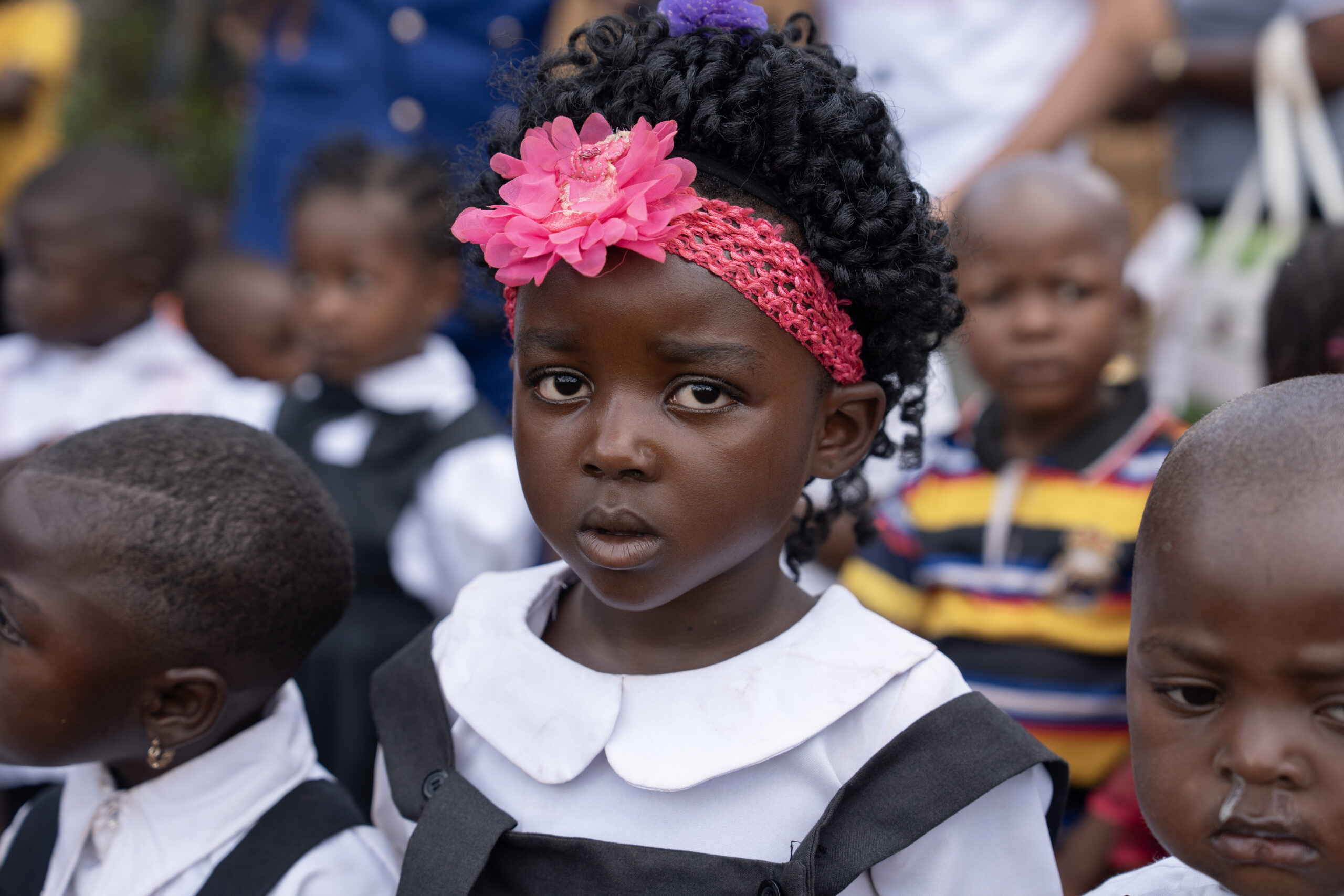 Alunna di una scuola rurale in Camerun durante un'attività educativa del progetto A scuola di igiene e rispetto.